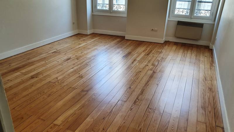 découvrez les prix moyens pour la rénovation de parquet au mètre carré et obtenez des conseils pour estimer le coût de votre projet de rénovation de sol en bois.