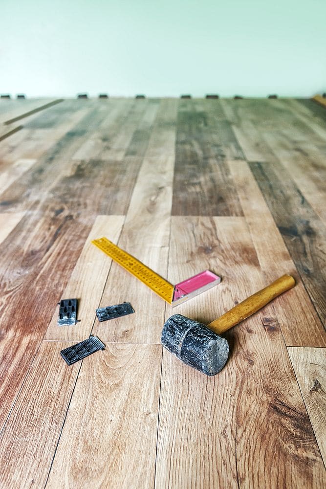 découvrez les prix moyens pour la rénovation de parquet au mètre carré et obtenez des conseils pour estimer votre budget travaux.