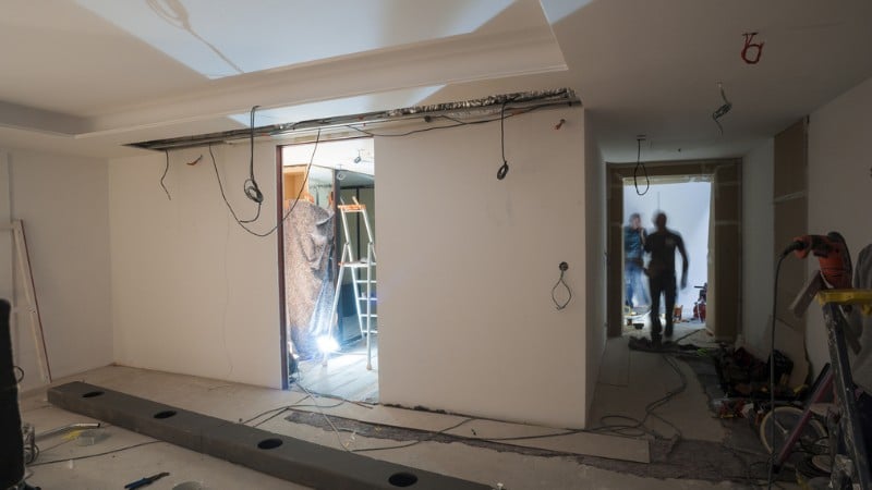 découvrez les prix moyens pour la rénovation d'un plafond au mètre carré et obtenez des conseils pour estimer votre budget travaux.