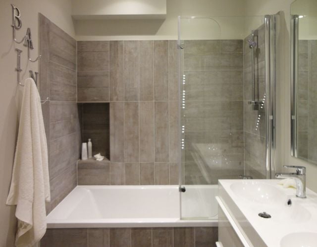 découvrez le prix moyen pour la rénovation d'une salle de bain de 5m2, avec des conseils pour optimiser votre budget et choisir les meilleurs matériaux.
