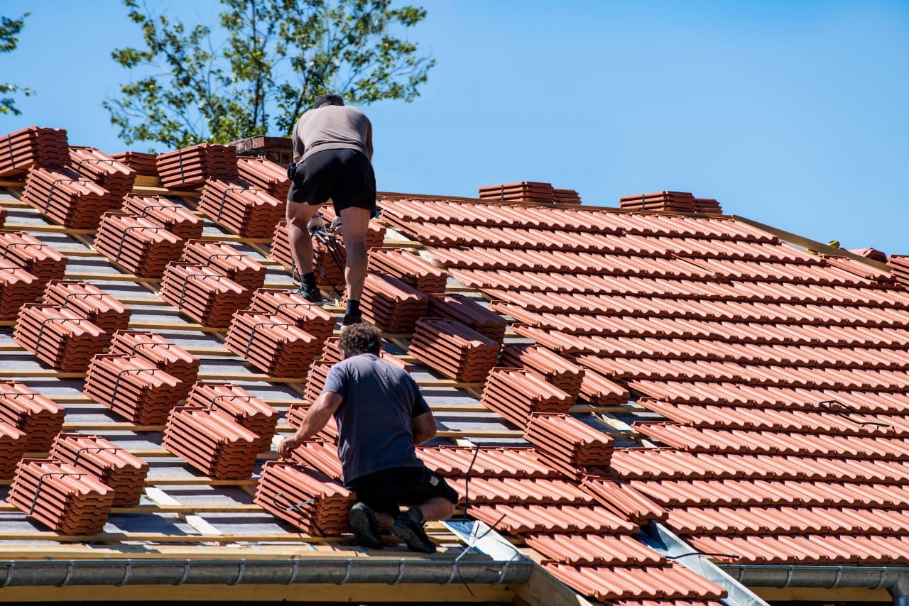 découvrez les prix de rénovation de toiture au m2 et obtenez un aperçu clair des coûts pour planifier efficacement vos travaux de réparation ou d'amélioration de toiture.