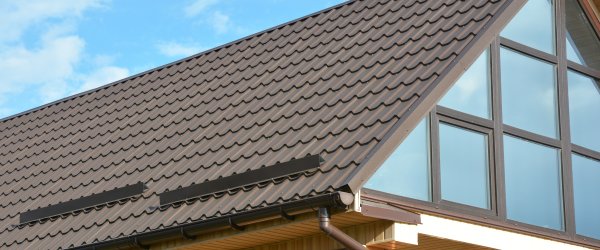 comparez les prix de rénovation de toiture pour trouver les meilleures offres et économisez sur vos travaux de réparation ou d'entretien de toiture.