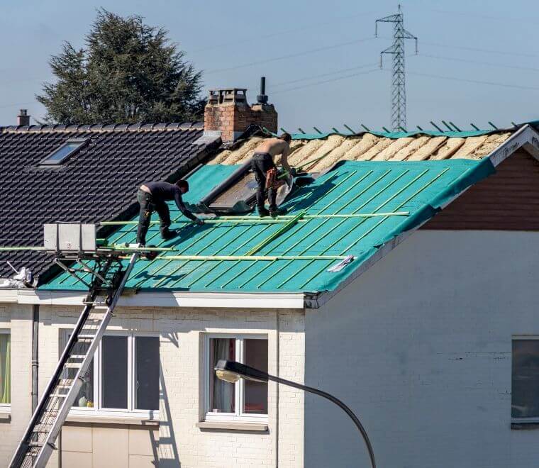 découvrez les prix de la rénovation de toiture et obtenez des conseils pour estimer le coût de vos travaux de couverture.