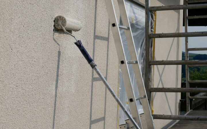 découvrez les prix pour repeindre votre façade et obtenez des conseils pour choisir les meilleures options de peinture selon votre budget et vos besoins.