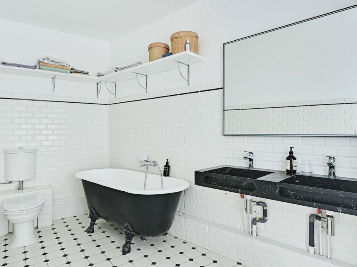 découvrez les prix moyens pour aménager votre salle de bain et trouvez des solutions adaptées à votre budget.