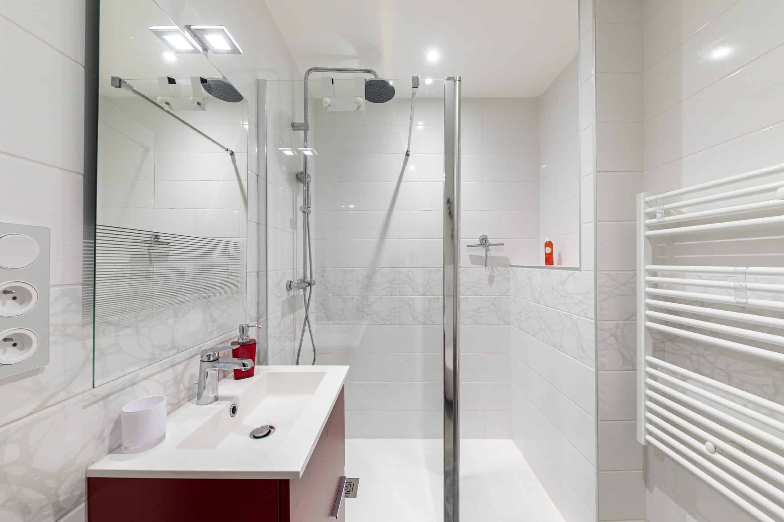 découvrez les tarifs pour aménager une salle de bain de 4 m² : matériaux, installation et astuces pour optimiser votre budget.