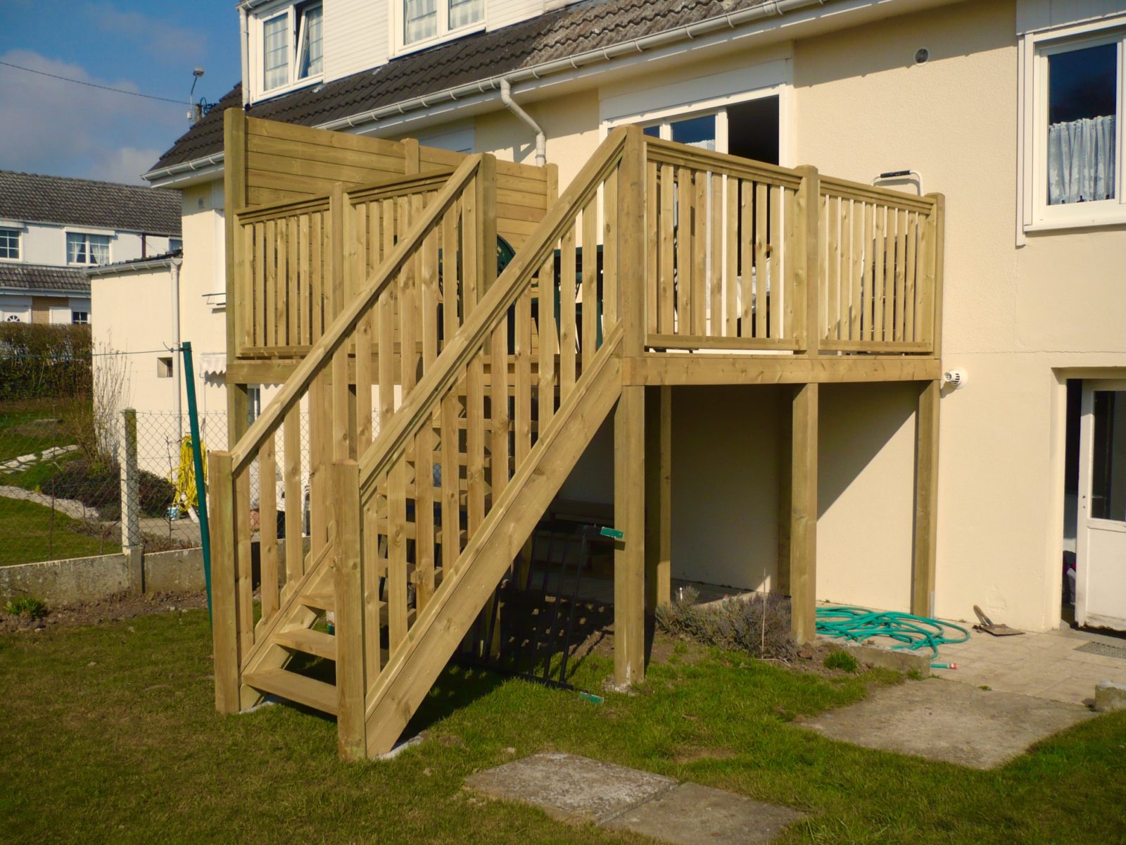 découvrez les prix pour une terrasse en bois suspendue : budgets, matériaux et conseils pour un projet réussi.