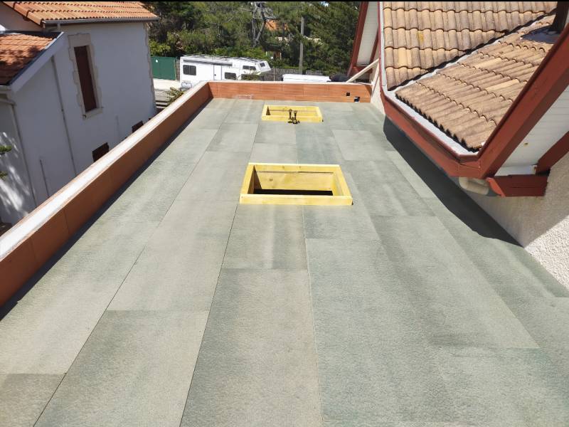 découvrez le prix au m² pour un toit plat, les facteurs influençant le coût et des conseils pour bien choisir votre couverture.