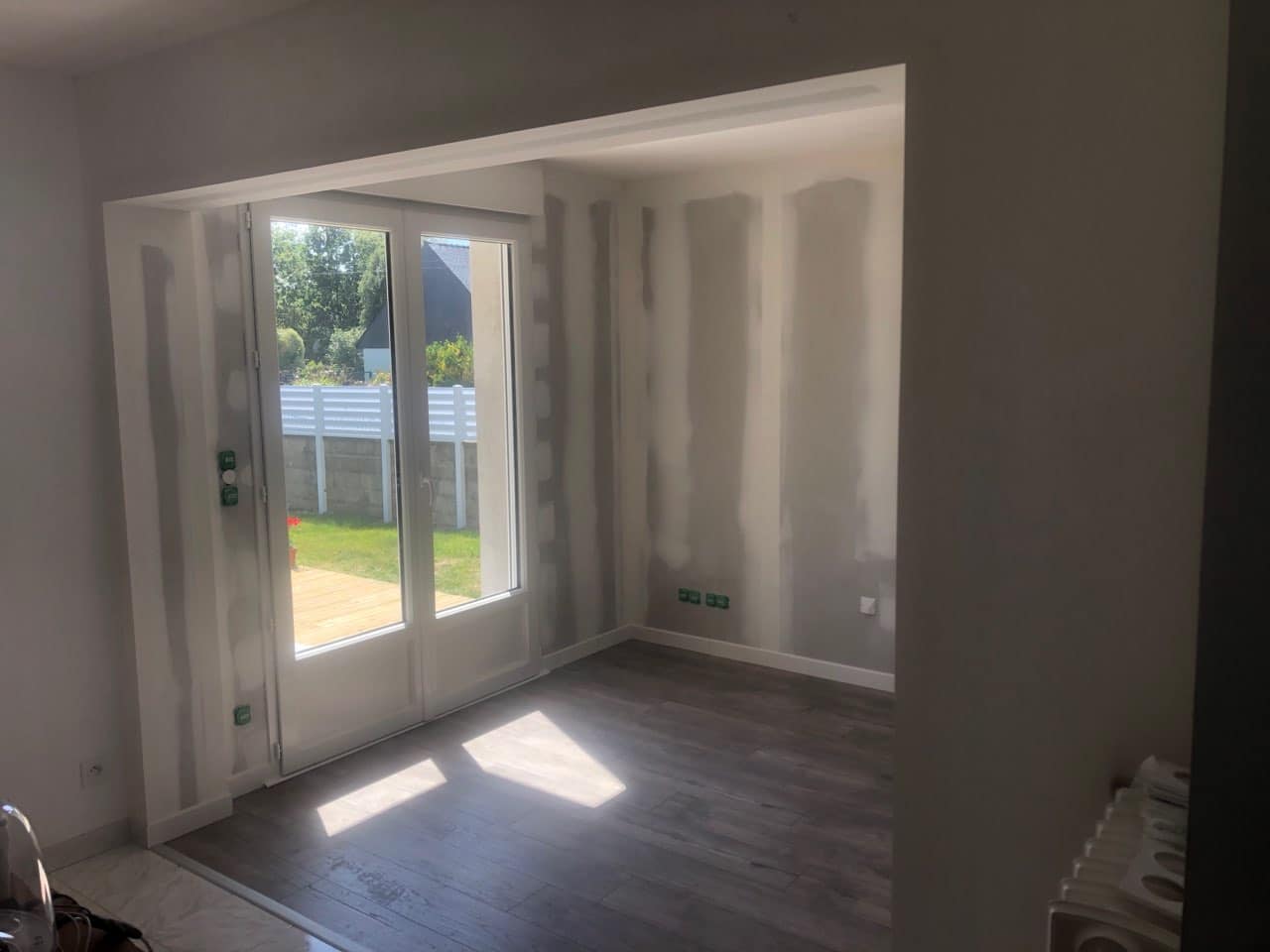 découvrez le prix de la transformation d'un garage en chambre : coûts, étapes et conseils pour réussir l'aménagement de votre espace.