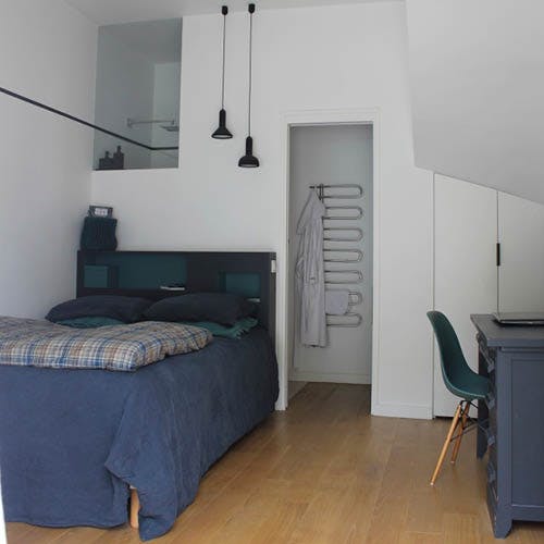 découvrez les prix de transformation d'un garage en chambre : coûts, étapes et conseils pour réussir votre projet d'aménagement.