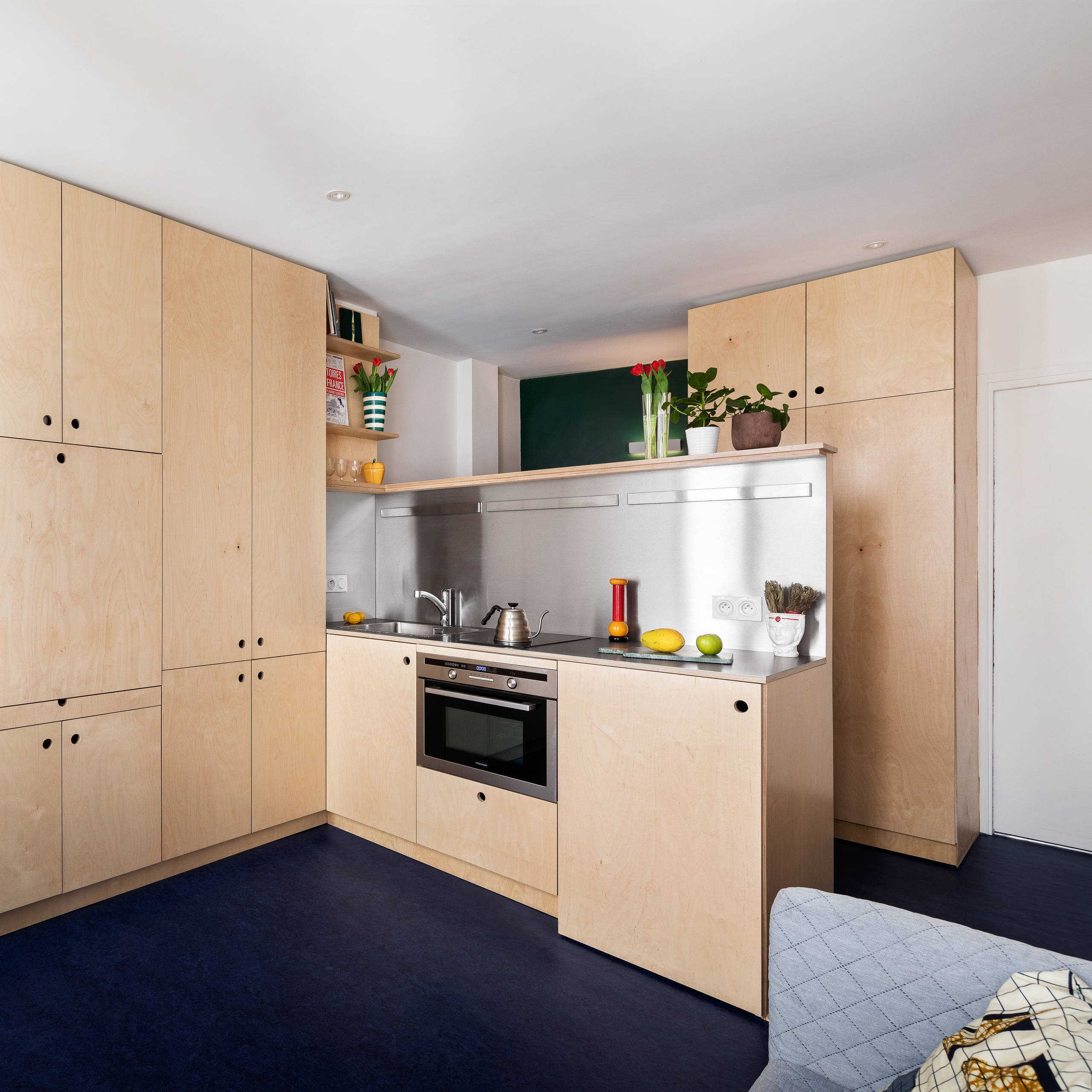 découvrez le prix des travaux d'électricité pour un studio de 20m² : devis, tarifs moyens, et conseils pour optimiser vos coûts.