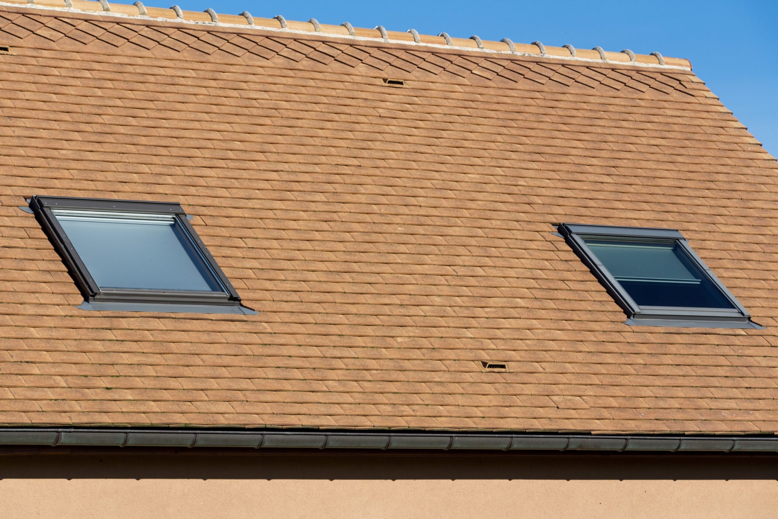 découvrez les prix des fenêtres de toit velux pour tous les budgets et trouvez l'option idéale pour votre maison. comparatif et conseils d'achat.