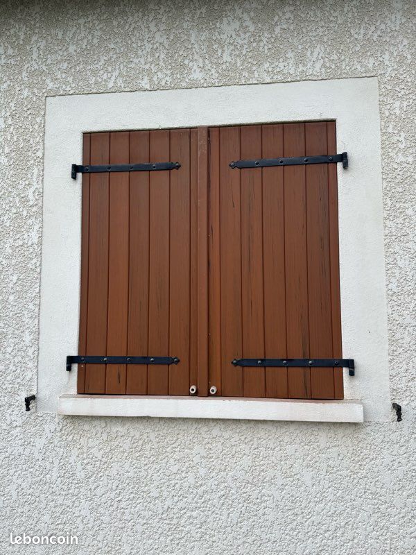 comparez les prix des volets en composite et en résine pour choisir la meilleure option selon votre budget et vos besoins en matière d'esthétique et de durabilité.