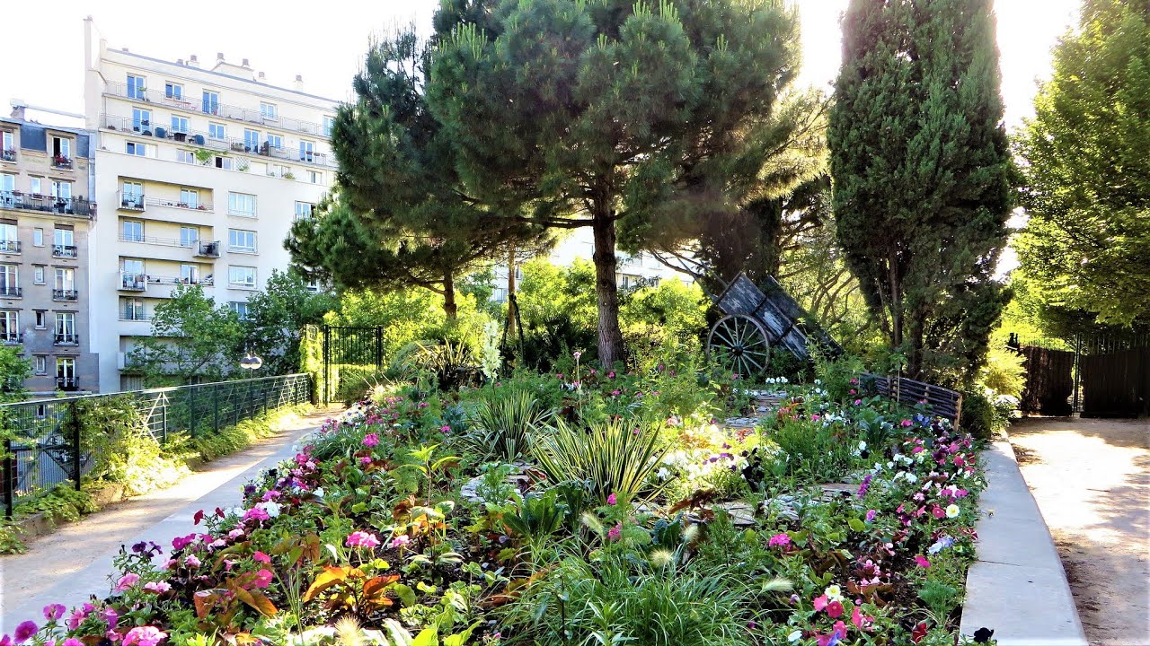 découvrez l'ambiance animée du marché de bastille lors d'une promenade agréable entre étals colorés, produits frais et spécialités locales.