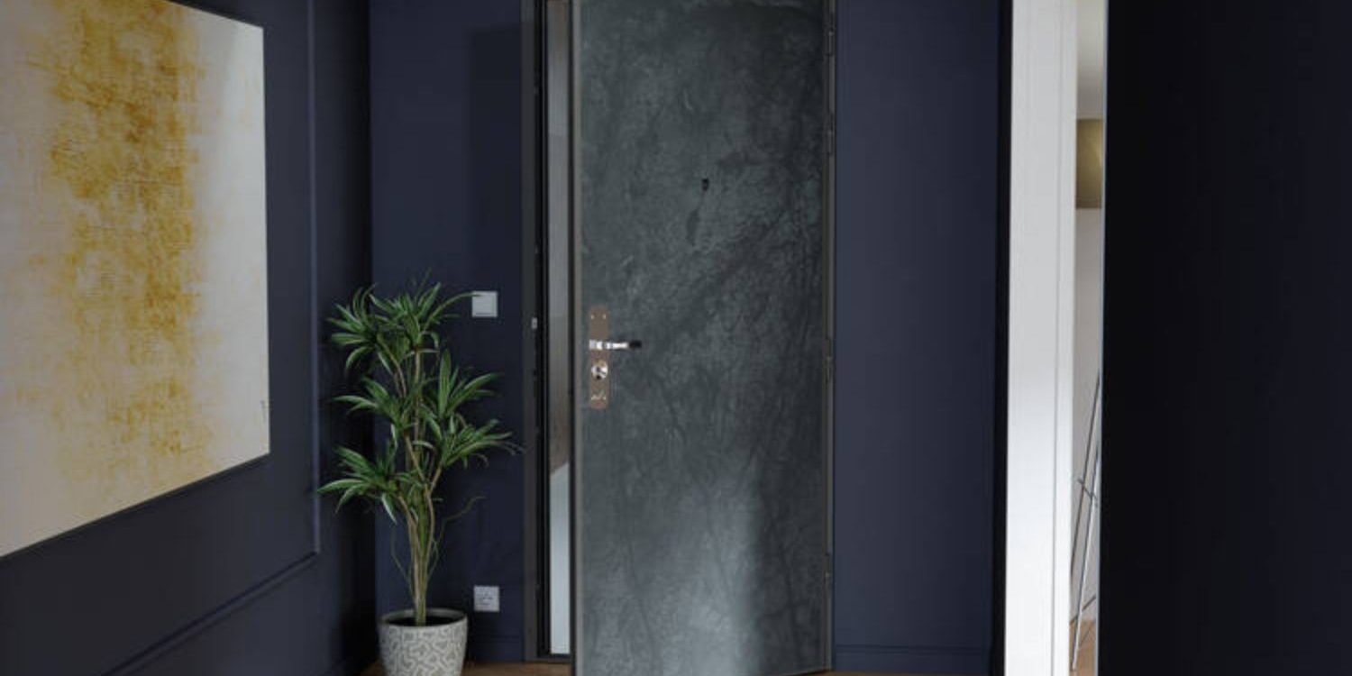 protégez votre maison efficacement avec une porte blindée de haute sécurité, conçue pour renforcer votre protection contre les intrusions.