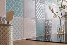 découvrez nos astuces déco pour savoir que coller sur carrelage et embellir vos murs facilement et avec style.