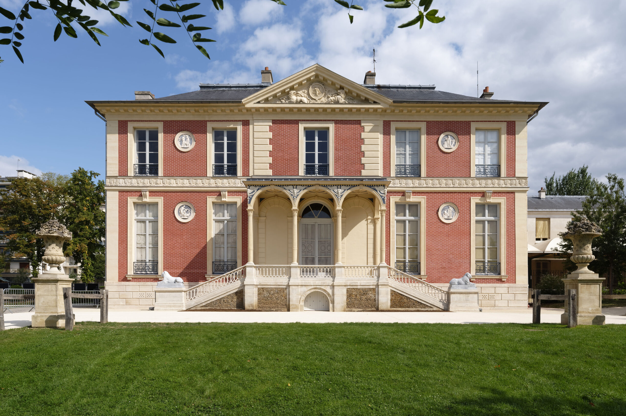 confiez le ravalement de votre façade à neuilly-sur-seine à nos experts qualifiés pour un résultat impeccable et durable. service professionnel et respect des normes.