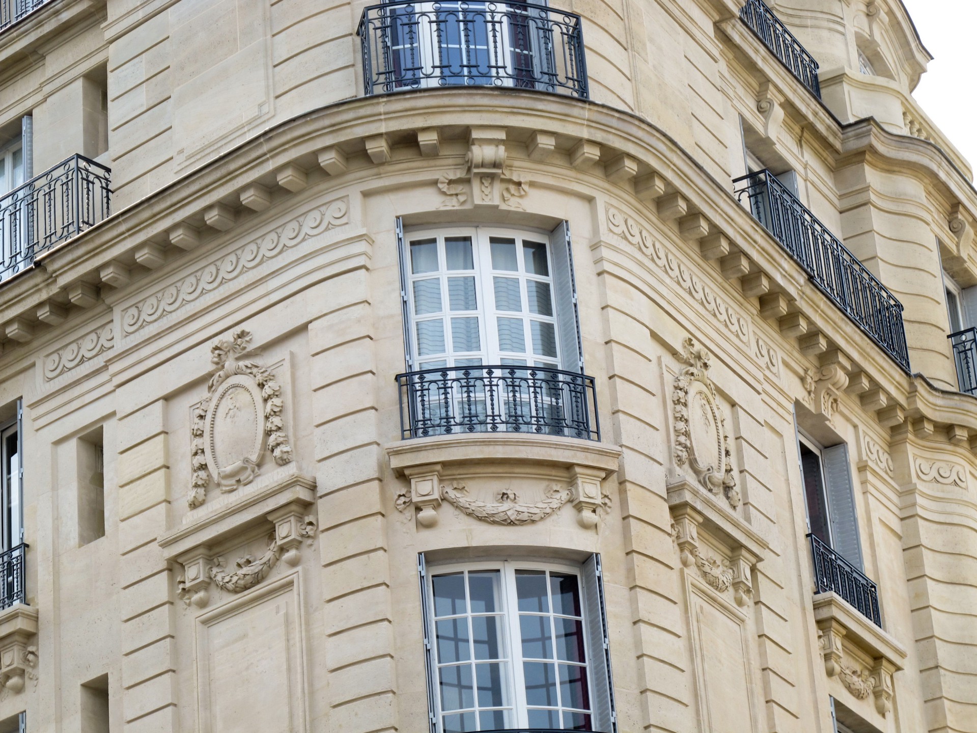 expert en ravalement d'immeuble à paris, nous redonnons vie et protection à votre façade grâce à des techniques professionnelles et respectueuses de l'environnement.