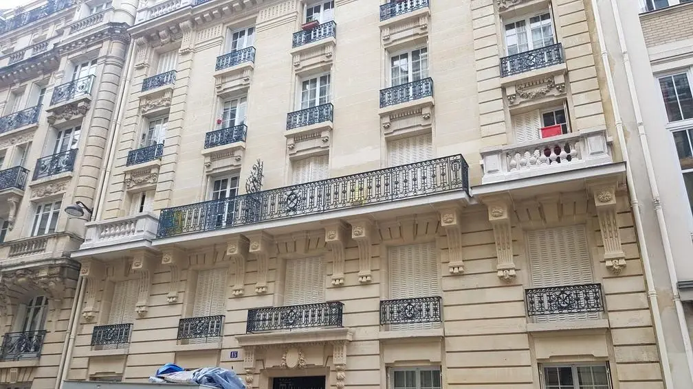 service professionnel de ravalement d'immeuble à paris : rénovation, nettoyage, et protection de façades pour valoriser et préserver votre patrimoine immobilier.