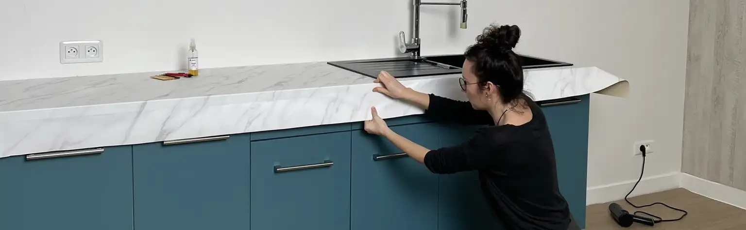 découvrez comment recouvrir facilement le dessus de vos meubles pour leur donner un nouveau look élégant et personnalisé.