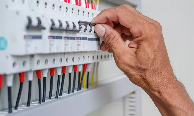 découvrez nos conseils pratiques pour réduire le coût des travaux électriques dans votre maison tout en assurant la sécurité et la qualité des installations.