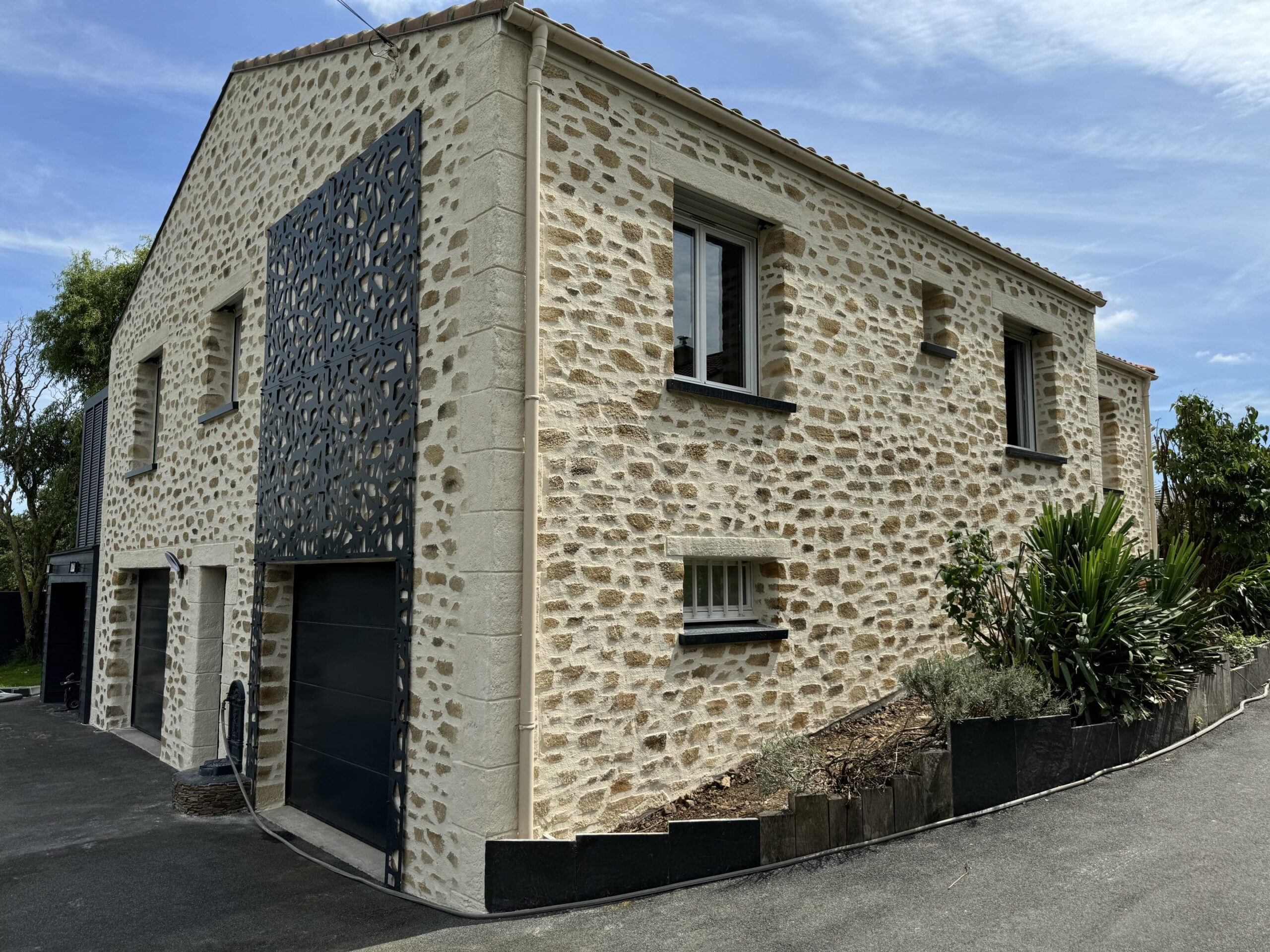 découvrez nos conseils pratiques pour refaire le crépi de votre maison facilement et obtenir un rendu professionnel.