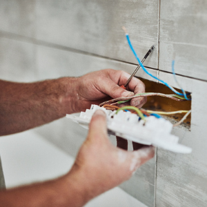 découvrez les prix moyens pour refaire l'électricité et nos astuces pratiques pour réussir vos travaux en toute sécurité et à moindre coût.