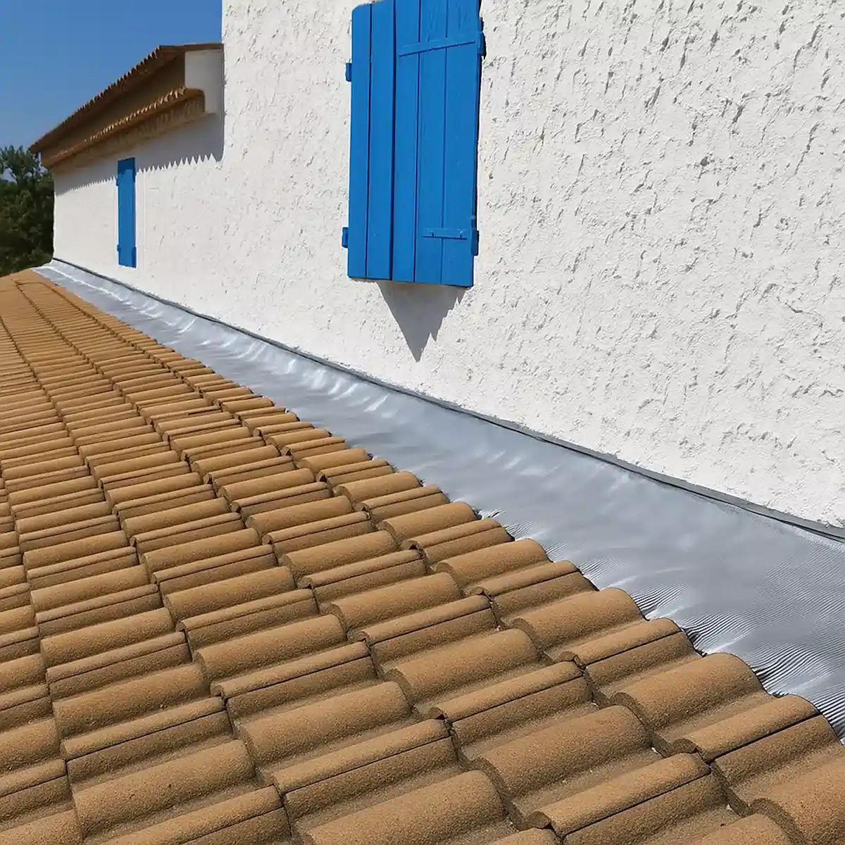 découvrez nos astuces pratiques pour refaire votre toiture vous-même, tout en maîtrisant les coûts et en assurant une rénovation de qualité.