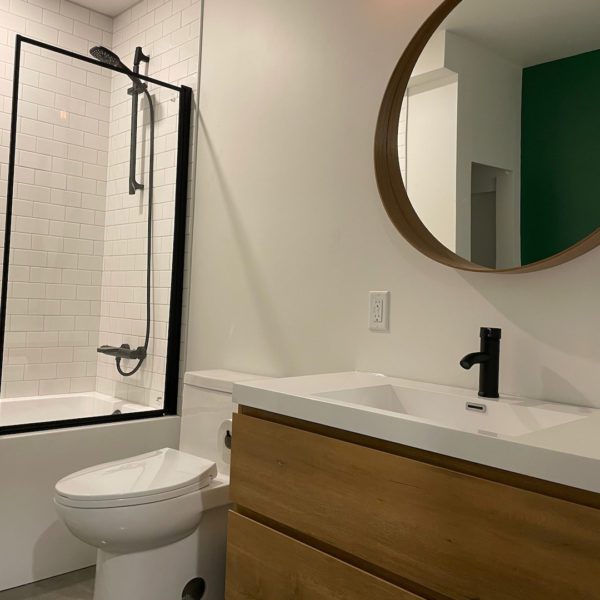 découvrez nos conseils et astuces pour refaire votre salle de bain : rénovation, choix des matériaux, aménagement et décoration pour un espace moderne et fonctionnel.