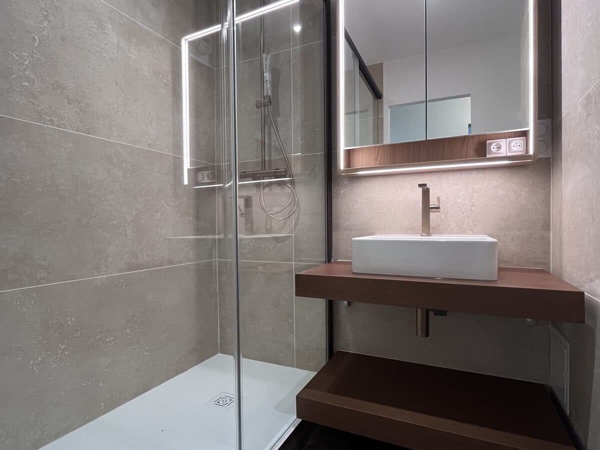 découvrez qui contacter pour refaire votre salle de bain : conseils pratiques, professionnels qualifiés et étapes clés pour réussir votre rénovation.