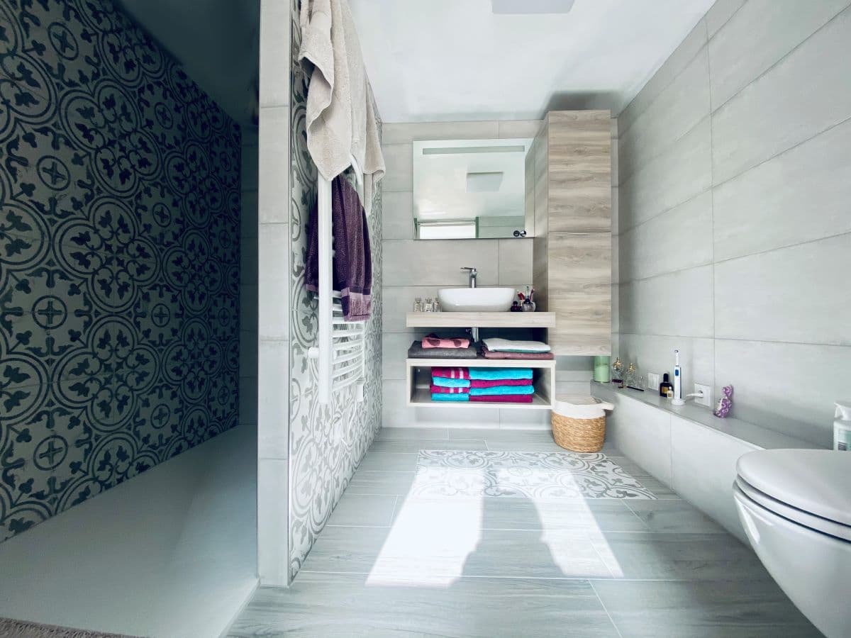 découvrez nos conseils et astuces pour refaire le sol de votre salle de bain : matériaux, étapes et idées modernes pour un résultat durable et esthétique.