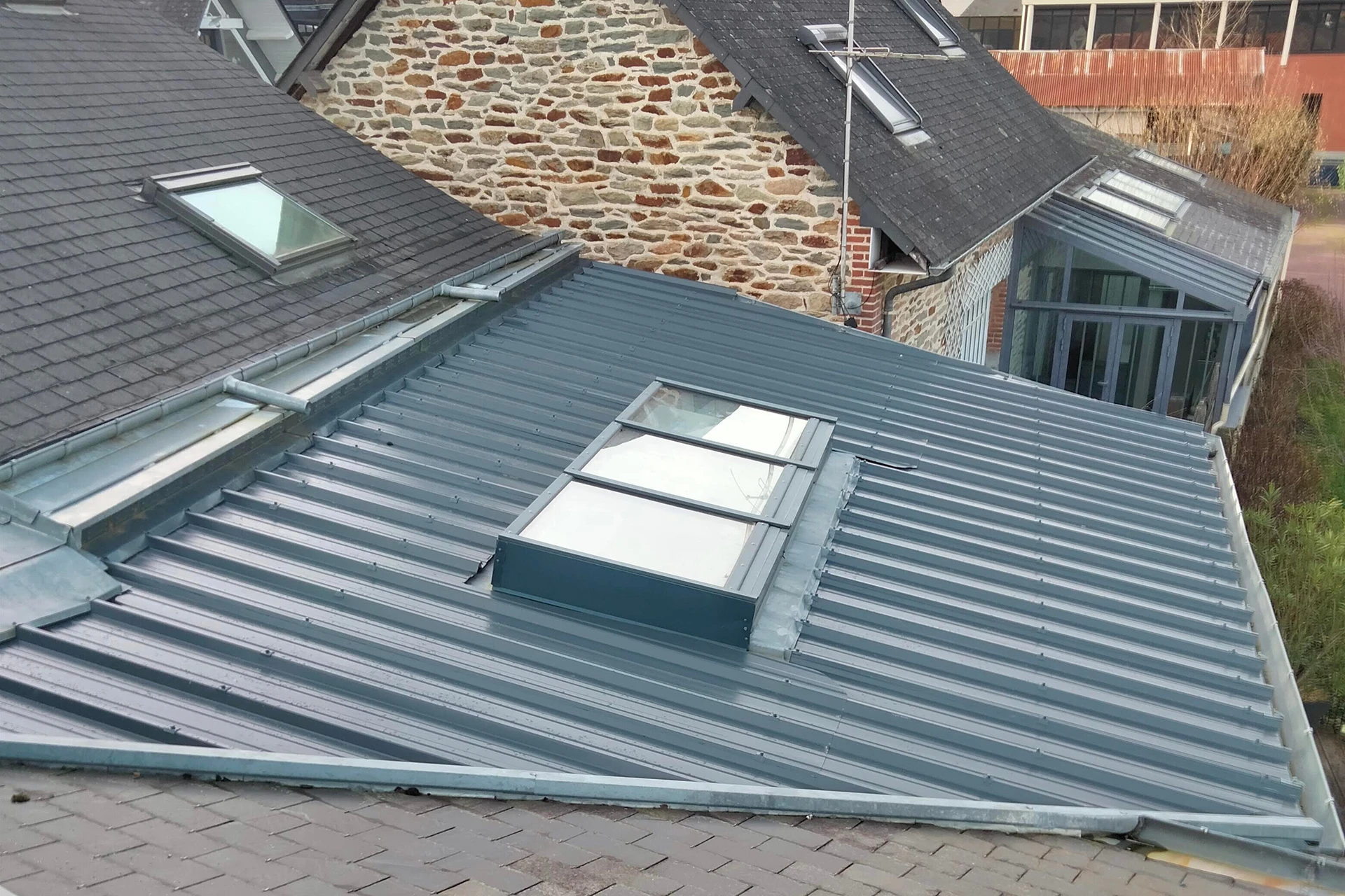 découvrez nos solutions professionnelles pour refaire votre toiture en acier, alliant durabilité, esthétisme et protection optimale contre les intempéries.