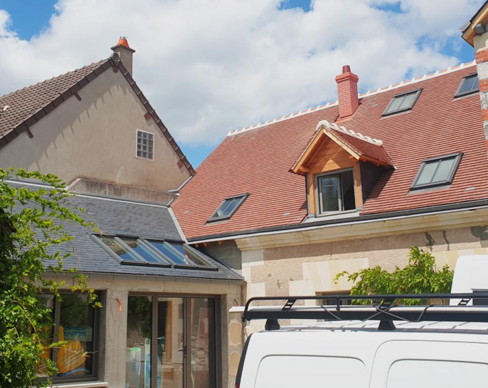 refaire votre toiture pour valoriser votre maison grâce à une rénovation professionnelle de qualité, alliant durabilité et esthétisme.