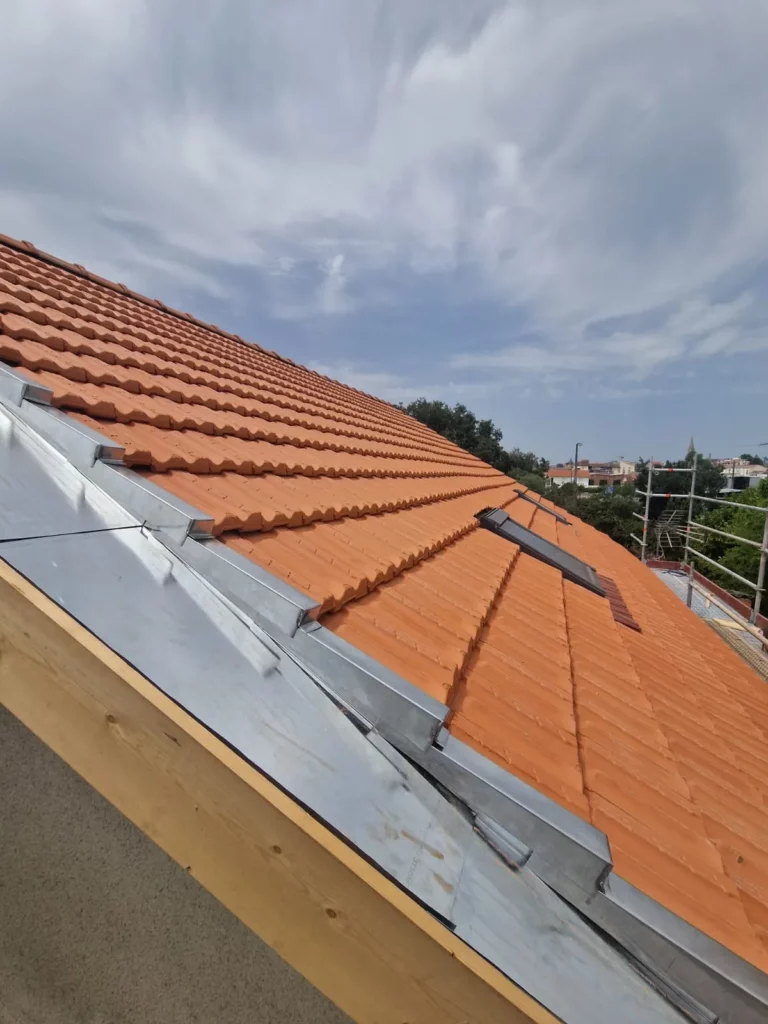 refaire votre toiture pour valoriser votre maison grâce à une rénovation professionnelle de qualité, durable et esthétique.