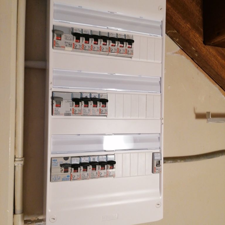 découvrez les coûts et conseils essentiels pour une réfection électrique réussie, incluant les étapes clés, les tarifs moyens et les bonnes pratiques pour garantir la sécurité de votre installation.