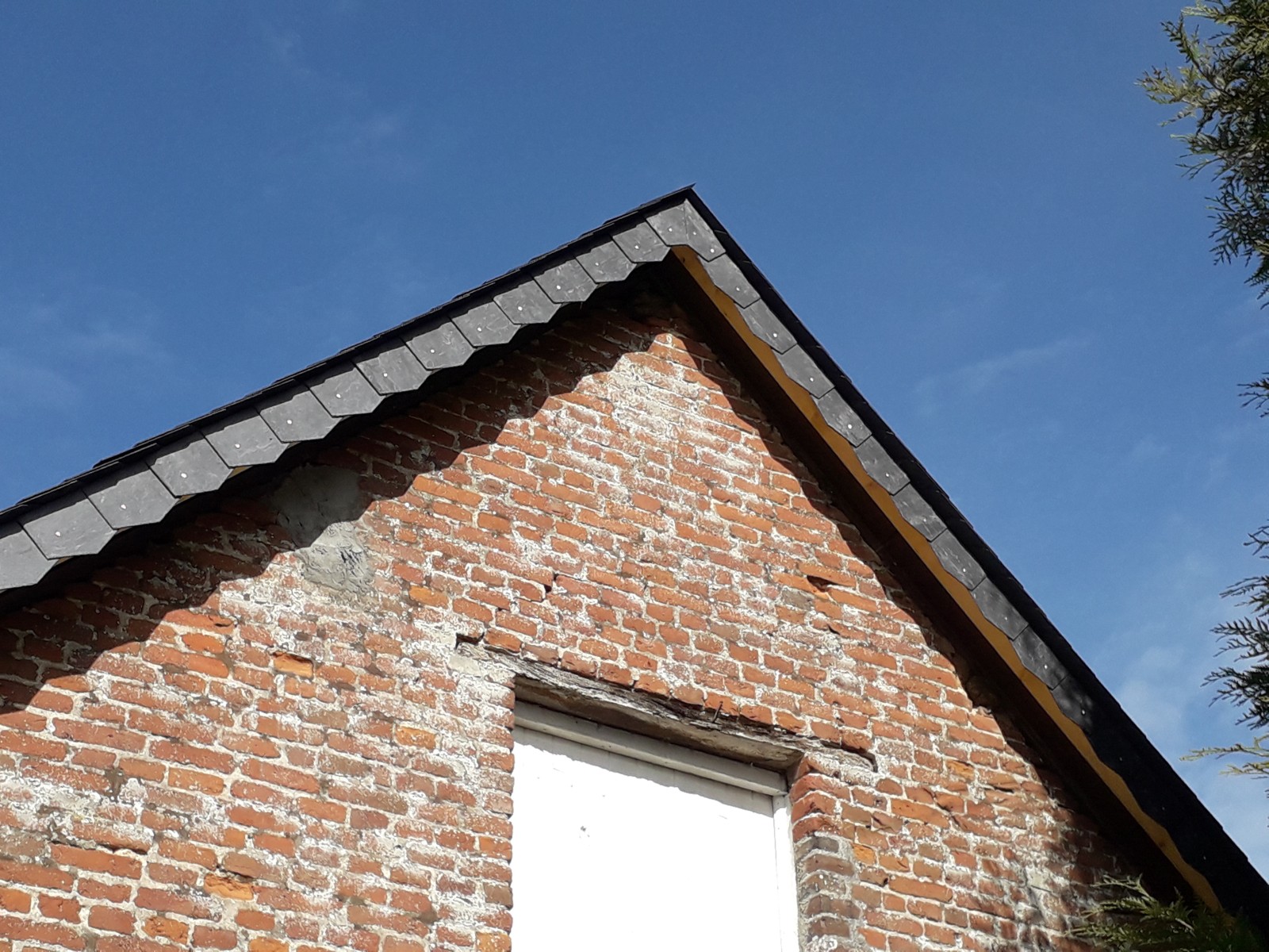 spécialistes en réfection de toitures en ardoise, nous assurons réparation, entretien et rénovation pour protéger et embellir votre habitat.