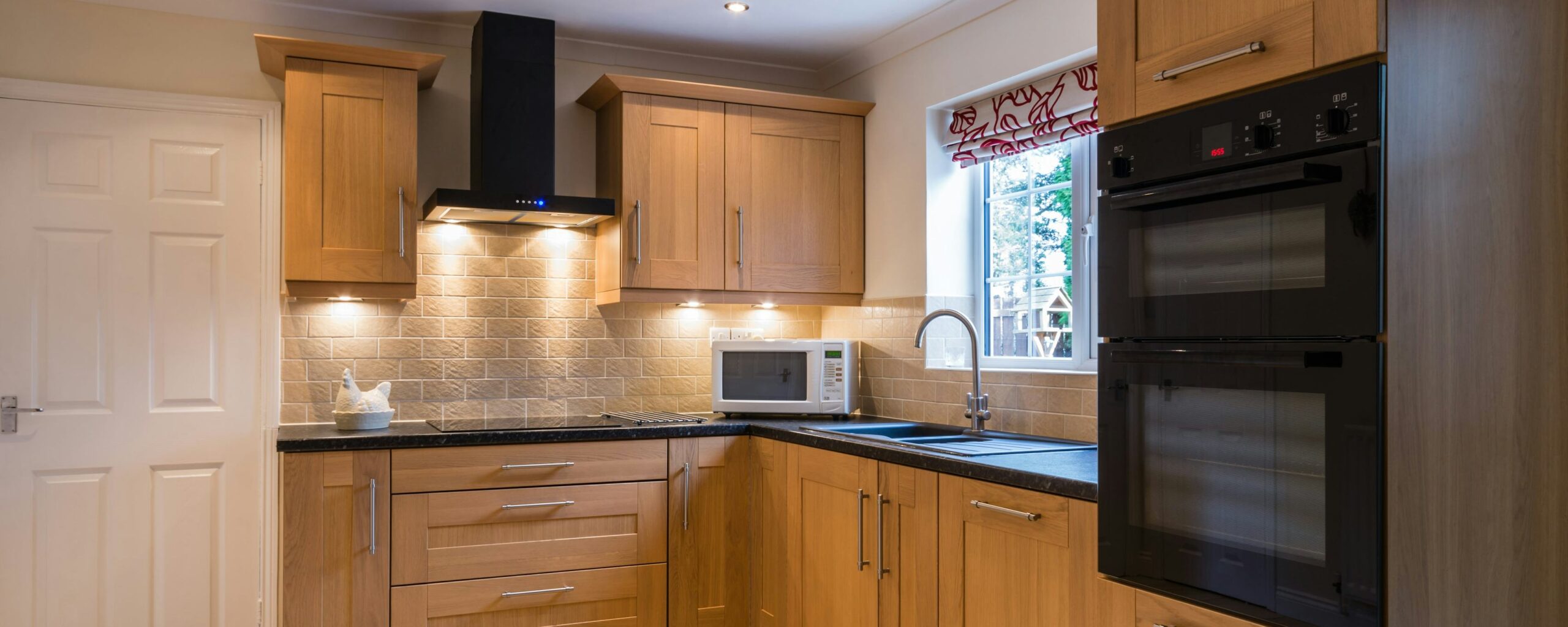 découvrez comment relooker votre cuisine en chêne massif avec des astuces simples et efficaces pour lui donner un style moderne et chaleureux.