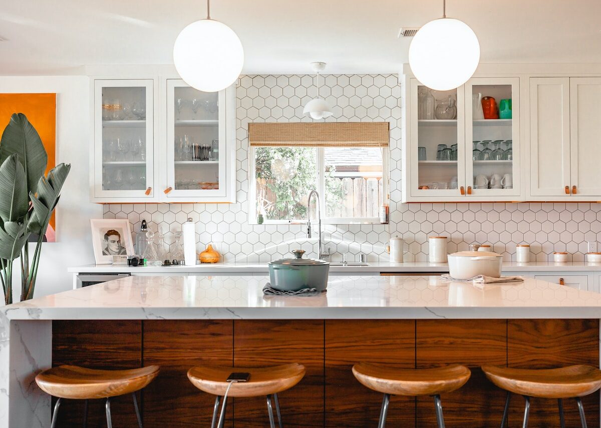 découvrez comment relooker vos meubles de cuisine pas cher avec des astuces faciles et économiques pour un intérieur moderne et personnalisé.