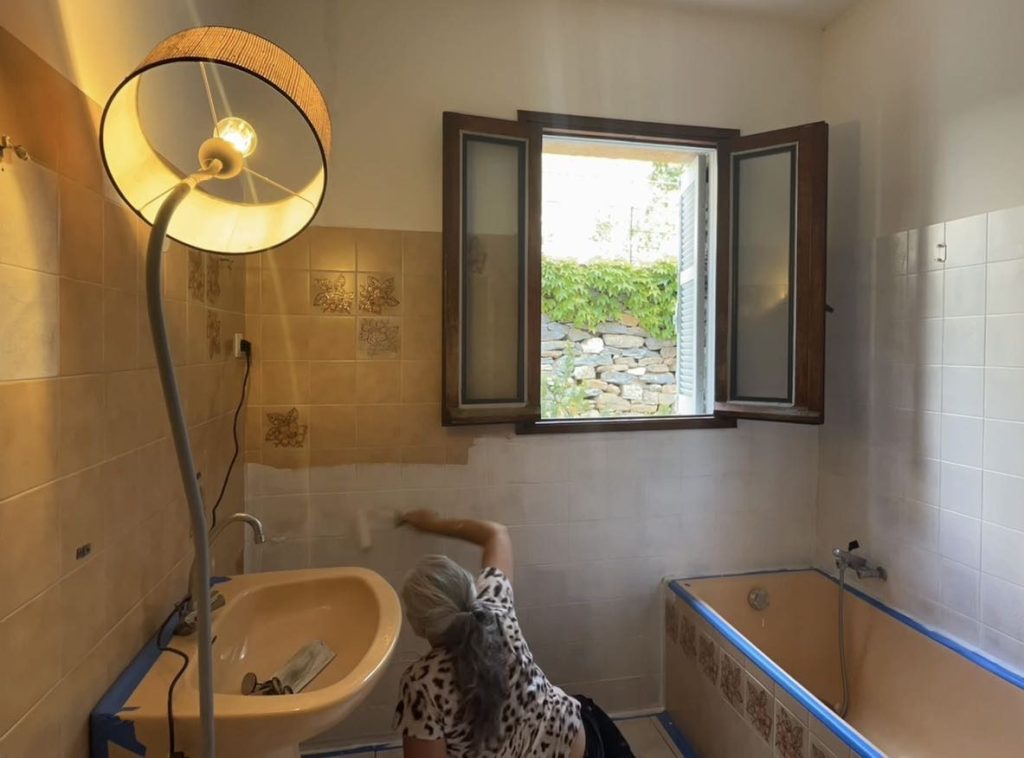 découvrez des astuces simples et économiques pour relooker votre salle de bain avec style et sans vous ruiner.