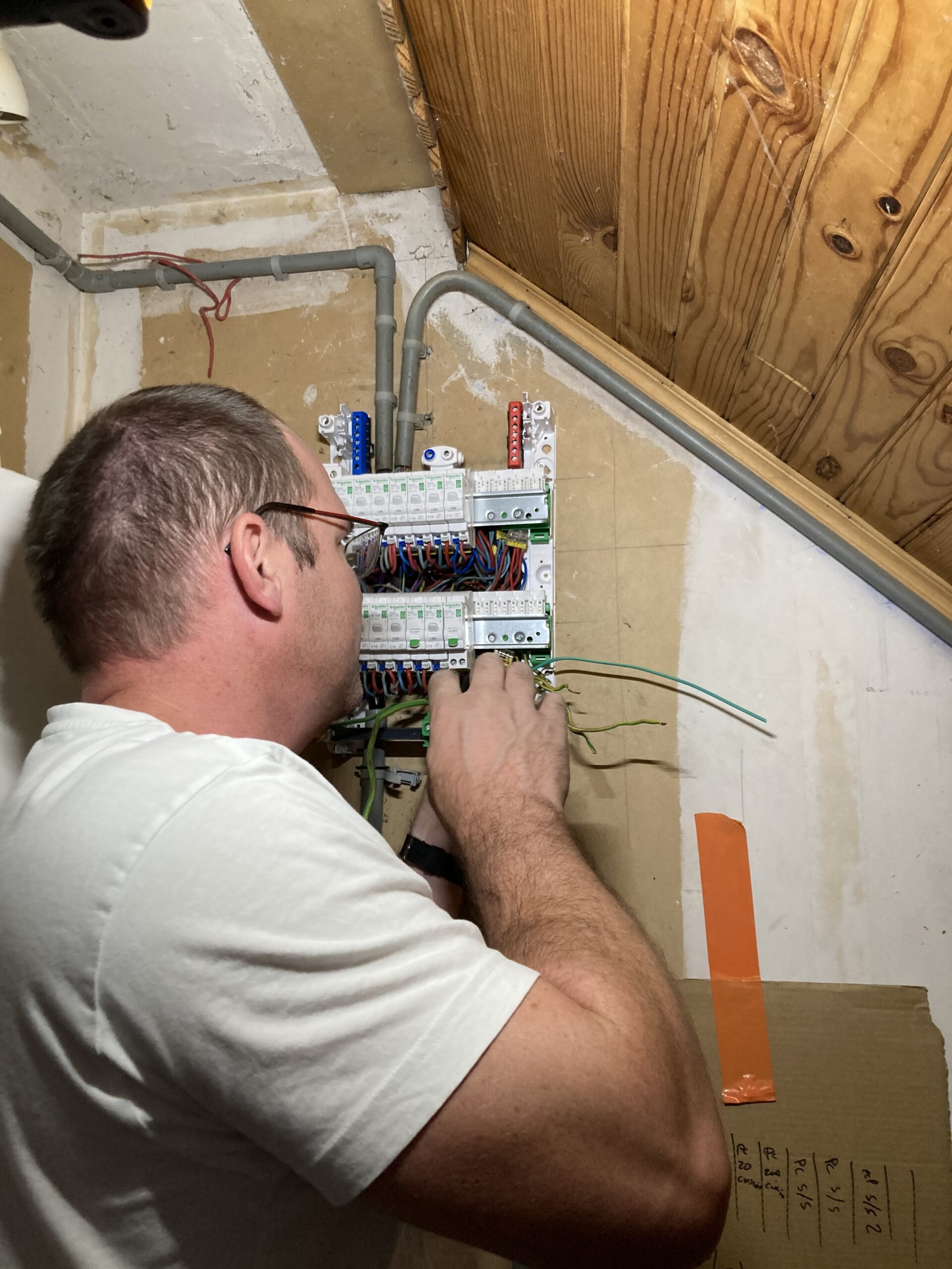 service professionnel de remplacement de tableau électrique pour assurer la sécurité et la conformité de votre installation électrique.