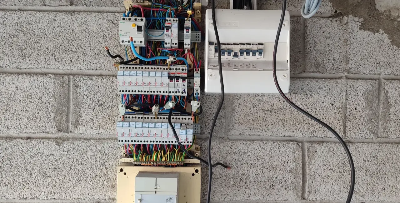 découvrez nos services professionnels de remplacement de tableau électrique pour assurer la sécurité et la conformité de votre installation électrique.