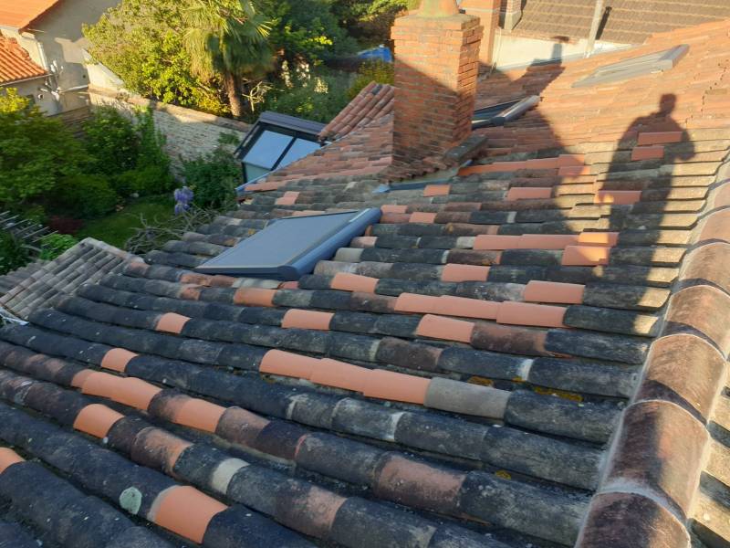 service professionnel de remplacement de tuiles pour toiture : réparation rapide, qualité assurée et protection optimale de votre maison.