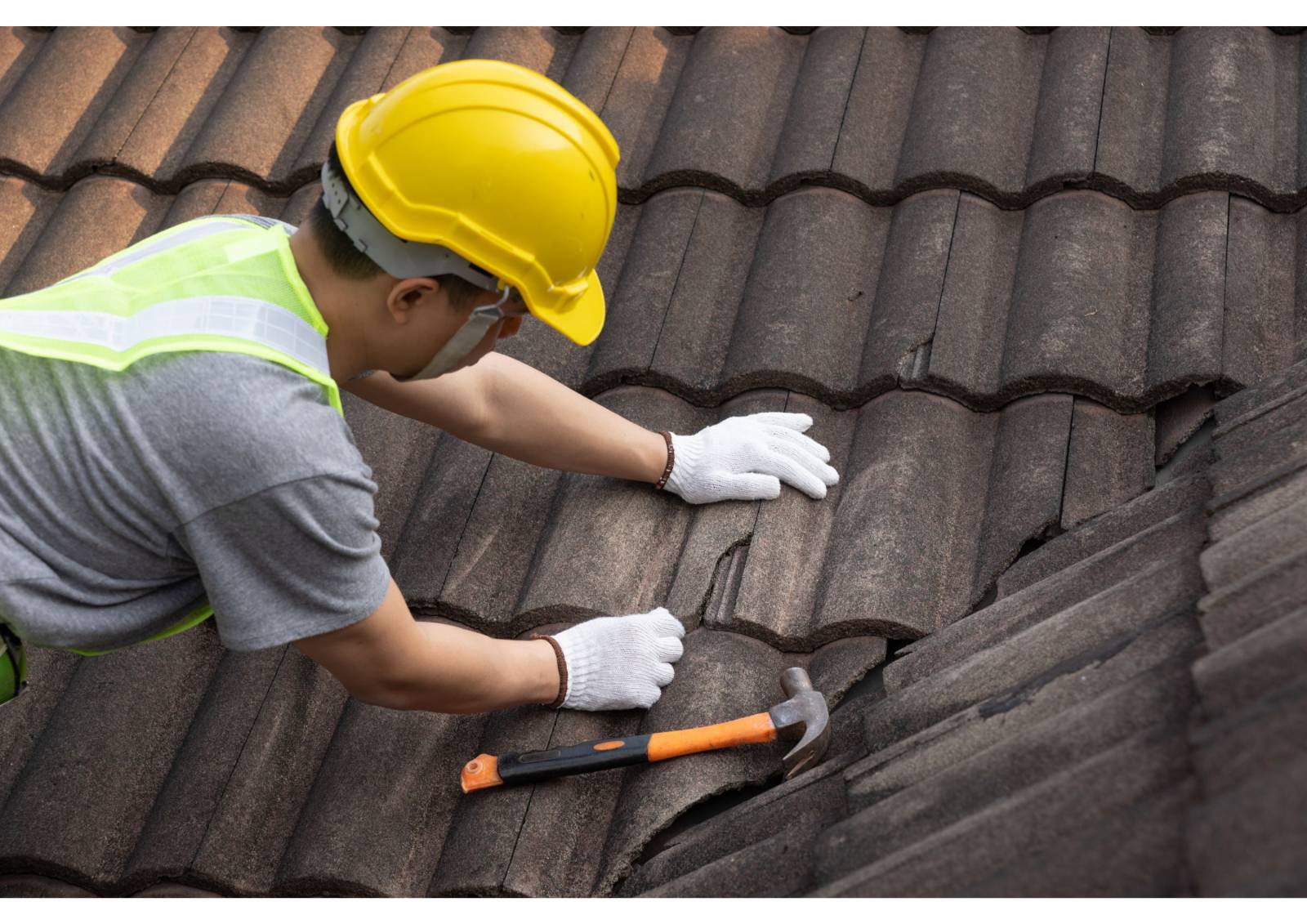 service professionnel de remplacement de tuiles pour une toiture durable et esthétique. intervention rapide et conseils personnalisés.