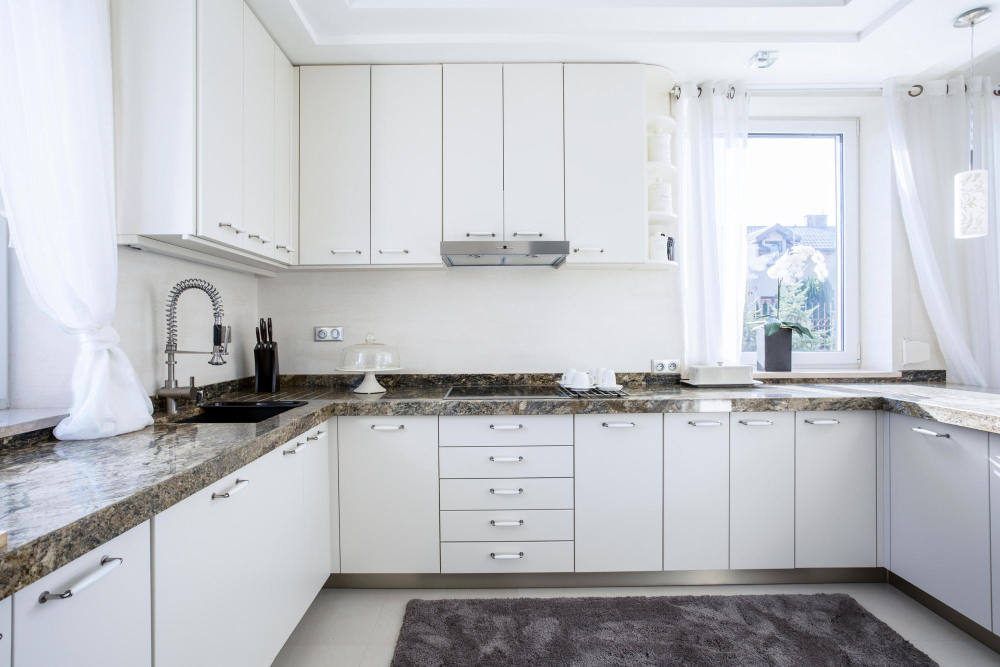 découvrez comment remplacer facilement les façades de votre cuisine pour un nouveau look moderne et personnalisé sans effort.