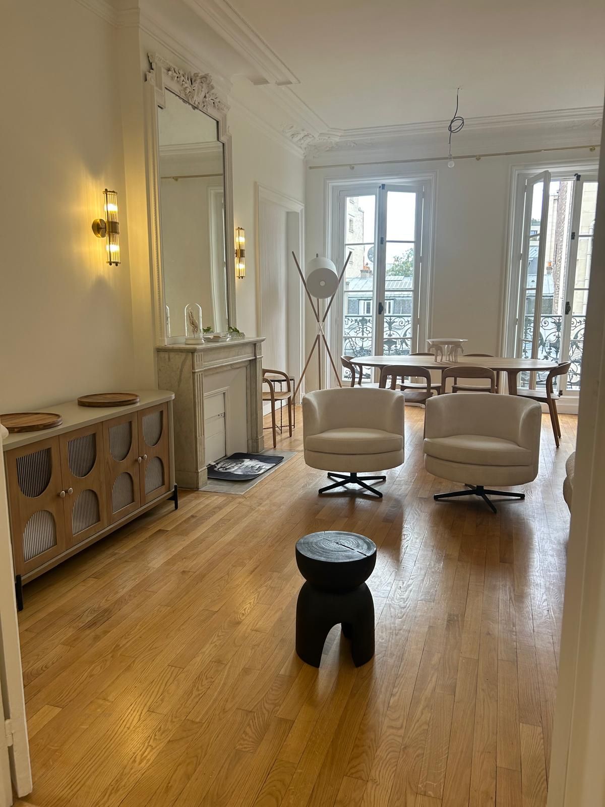 découvrez notre expertise en rénovation d'appartements sur la rue de la boétie, alliant élégance haussmannienne et touches de modernité pour un intérieur unique et raffiné.