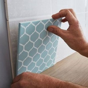 découvrez nos solutions professionnelles pour la rénovation du carrelage mural de votre salle de bain, alliant esthétisme et durabilité.