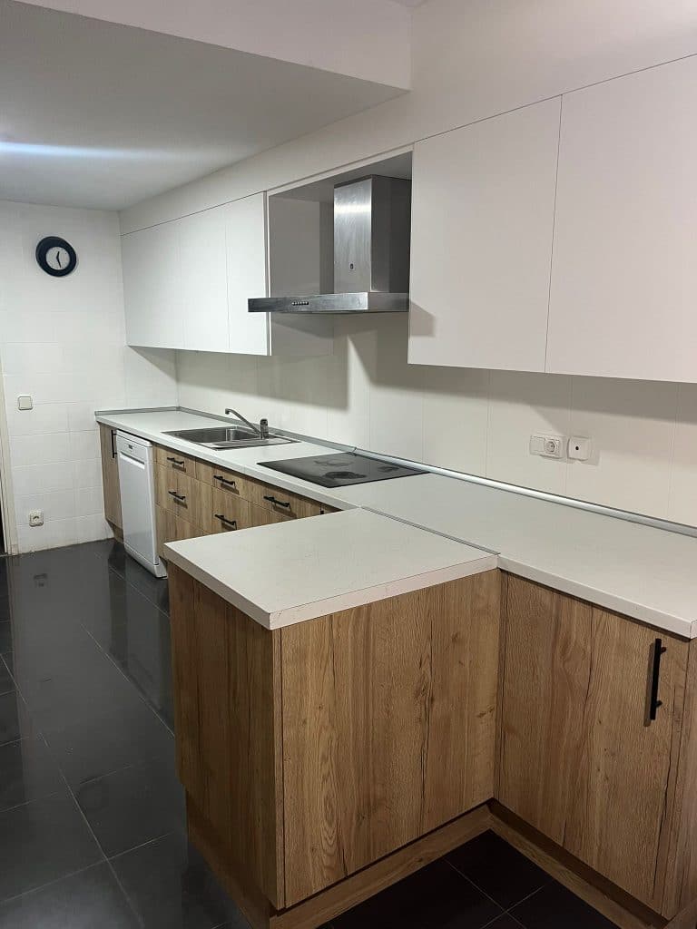 découvrez nos solutions de rénovation de cuisine pour transformer votre espace en un lieu moderne, fonctionnel et esthétique. conseils, idées et astuces pour une cuisine rénovée selon vos envies.
