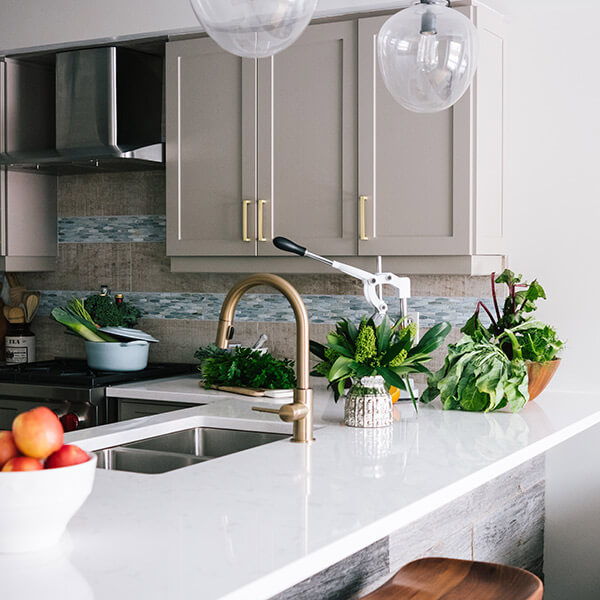 découvrez nos solutions de rénovation pour cuisine en bois, alliant qualité, esthétisme et durabilité pour un espace chaleureux et moderne.