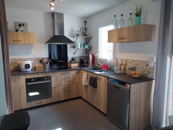 découvrez nos idées de rénovation pour une cuisine en bois moderne et chaleureuse, alliant design contemporain et ambiance conviviale.