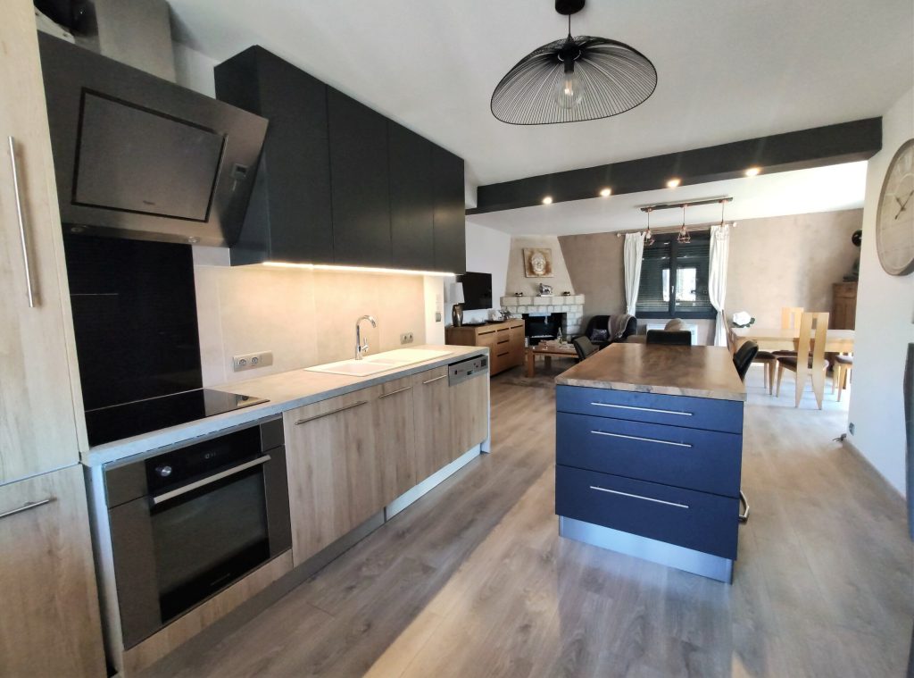 expert en rénovation de cuisine à flagy (77940), nous transformons votre espace avec des solutions modernes et sur mesure pour un résultat fonctionnel et esthétique.